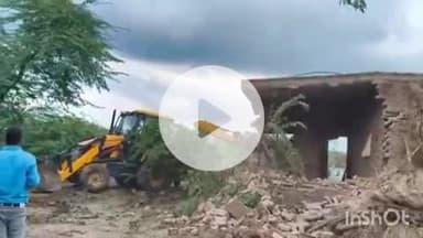 बिधूना: अछल्दा क्षेत्र के प्रेम नगर में सरकारी जमीन से हटाया गया अवैध कब्जा, चला बुलडोजर