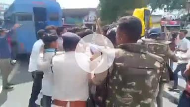 जबलपुर: छात्र संघ चुनाव को लेकर कलेक्ट्रेट ज्ञापन देने जा रहे एनएसयूआई के प्रदर्शनकारियों पर पुलिस ने किया बल प्रयोग