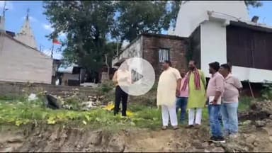 बलरामपुर: नगर पालिका परिषद बलरामपुर के अध्यक्ष ने झारखंडी सरोवर के सुंदरीकरण एवं विकास कार्य का किया स्थलीय निरीक्षण