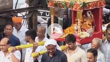 बीना: नरसिंह मंदिर से जल झूलनी ग्यारस पर भगवान कंधों पर सवार होकर निकले, सैकड़ों भक्त हुए शामिल