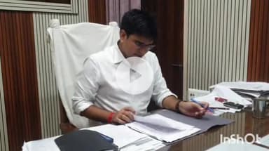 एत्मादपुर: एसडीएम एत्मादपुर ने कार्यालय पर आईजीआरएस व अन्य मामलों की शिकायतों के निस्तारण के बारे में दी जानकारी