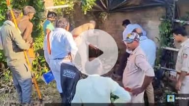 सिराथू: भैसहापर गांव में रहस्यमई सांप को ढूंढने के लिए वन विभाग की टीम पहुंची, एक बच्ची को सांप ने कई बार काटा