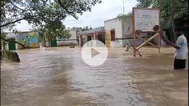 देवहा नदी में पानी छोड़े जाने से आस-पास के गांव हुए जलमग्न टियूलिया प्राथमिक विद्यालय में भरा पानी।