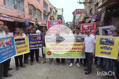 हरिद्वार: हरिद्वार बस अड्डे को शिफ्ट करने और विकास प्राधिकरण की महायोजना 2041 के खिलाफ व्यापारियों ने अपर रोड पर किया प्रदर्शन