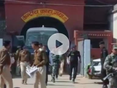 गया टाउन सीडी ब्लॉक: सेंट्रल जेल में बंद सीतामढ़ी के गैंगस्टर अभिषेक सिंह के लिए चप्पल के सोल में छिपाकर दो शागिर्द लाए मोबाइल, तलाशी में पकड़ाए