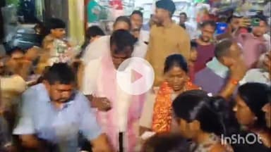 मेदिनीनगर (डालटनगंज): मेदिनीनगर: शहर थाना प्रभारी और पूजा संघ ने पंचमुहान पर किया महाप्रसाद का वितरण