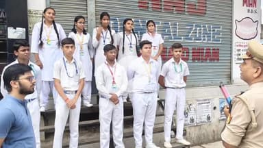 शाहजहांपुर: तक्षशिला स्कूल के छात्र-छात्राओं को यातायात संचालन का प्रशिक्षण दिया गया