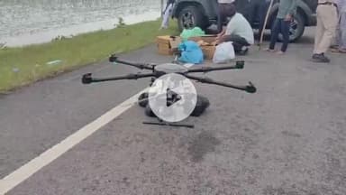 ਅੰਮ੍ਰਿਤਸਰ 2: ਅਜਨਾਲਾ ਇਲਾਕੇ ਦੇ ਵਿੱਚ ਡਰੋਨ ਰਾਹੀਂ ਪੰਜਾਬ ਪੁਲਿਸ ਦੇ ਅਧਿਕਾਰੀਆਂ ਵੱਲੋਂ ਜਰੂਰਤਮੰਦ ਲੋਕਾਂ ਦੇ ਘਰ ਭੇਜਿਆ ਜਾ ਰਿਹਾ ਰਾਸ਼ਨ