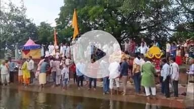 पीपलदा: अयाना व इटावा कस्बे में जलझुलनी एकादशी पर निकली शोभायात्रा, कमल सरोवर पर देव विमानों का किया जलवा पूजन