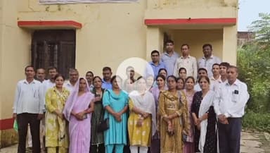 उतरौला: खंड शिक्षा अधिकारी की मौजूदगी में शिक्षक दिवस के अवसर पर शिक्षकों ने की बैठक