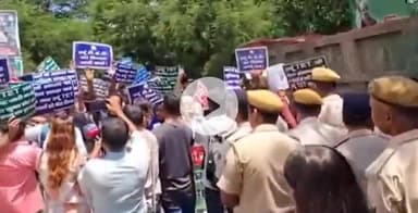 पटना ग्रामीण: जदयू कार्यालय के बाहर जहर की शीशी लेकर उर्दू बांग्ला टीईटी अभ्यर्थियों का प्रदर्शन