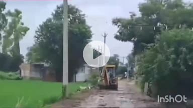 पलवल: गांव सिहोल में 14 साल से सड़क नहीं बनी, बारिश में अब हो रहा निर्माण