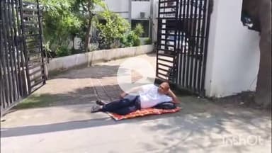 शाहजहांपुर: अभिभावकों ने बीएसए कार्यालय के बाहर किया प्रदर्शन, आरटीई के नाम पर स्कूल पर धोखाधड़ी का आरोप