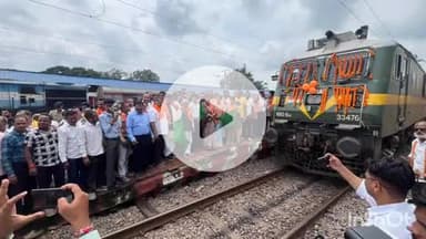 जगदलपुर: पर्यटन मंत्री ने राजनांदगांव में भारत गौरव ट्रेन को हरी झंडी दिखाकर तीर्थ यात्रियों को अयोध्याधाम के लिए किया रवाना
