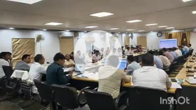 नवादा: समाहरणालय स्थित डीआरडीए सभागार में जिलाधिकारी की अध्यक्षता में निर्वाचन कोषांगों की समीक्षा बैठक सम्पन्न हुई