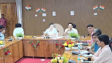 झांसी: अनुबन्ध के अनुसार कार्य पूर्ण न होने पर झांसी जिलाधिकारी ने कार्यदायी संस्थाओं को जारी किया शो-कॉज नोटिस