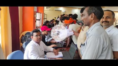 नबीनगर: प्रखंड कार्यालय में राजस्व महाभियान शिविर में सुधार को लेकर उमड़ी भीड़