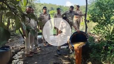 झांसी: आबकारी विभाग का अवैध शराब के खिलाफ अभियान, डायमंड नहर समेत अन्य शराब के अड्डों से 250 लीटर अवैध कच्ची शराब की बरामदगी