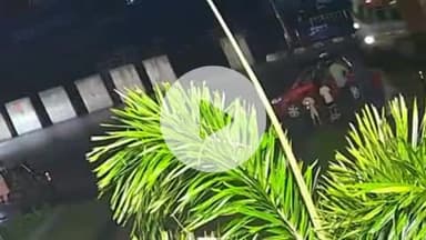 कलीनगर: आसाम चौराहे पर सड़क किनारे खड़ी कार पर पलटा भूसी से भरा ओवरलोड ट्रक, घटना सीसीटीवी में कैद हुई