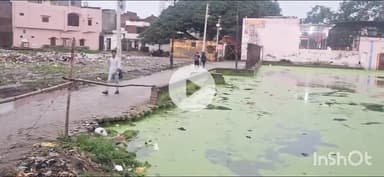 संभल: सरायतरीन में कुंड के पास बनी सड़क धसने के कारण नगर पालिका ने बॉस बल्ली लगाकर रास्ते किया बंद,बना था डर#Khabar ka asar