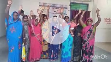 शंभूगंज: विरनौधा गांव की महिलाओं ने रास्ते की मांग के लिए प्रखंड मुख्यालय पर किया प्रदर्शन