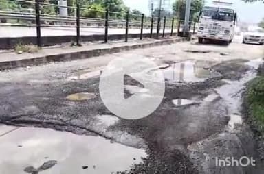 हरिद्वार: देहरादून NH पर प्रेमनगर आश्रम चौक से शंकराचार्य चौक तक सर्विस लेन में गड्ढे जानलेवा, पुलिस ने की अपील