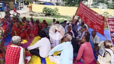 गोरौल: गोरौल प्रखंड परिसर में अखिल भारतीय किसान फेडरेशन चार सूत्री मांगों के साथ अनिश्चितकालीन अनशन पर