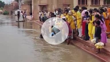 बाह: बटेश्वर में श्रद्धालुओं ने यमुना में किया गणेश विसर्जन, प्रशासन रहा नदारद