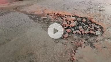 #कासगंज के गंजडुंडवारा के सबीना कॉम्प्लेक्स के सामने PWD वर्ल्ड बैंक शाखा द्वारा बनाए गए मार्ग पर बरसात के कारण गहरे गड्ढे और अचानक steep rise हो गया है।
वाहन तेज़ी से टकरा कर उछल जा रहे हैं, बड़ा हादसा हो सकता है। कृपया तत्काल समतलीकरण व म