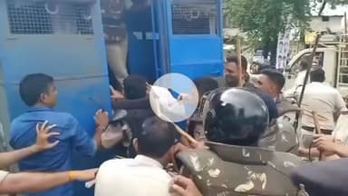 आज #जबलपुर में #NSUI कार्यकर्ताओं पर लाठीचार्ज BJP सत्ता की सियासी रंजिश और बर्बरता का सबूत है!

#NSUI कार्यकर्ता, जुझारू प्रदेश अध्यक्ष श्री आशुतोष चौकसे के नेतृत्व में शांतिपूर्ण प्रदर्शन कर, छात्रसंघ चुनाव की मांग कर रहे थे!