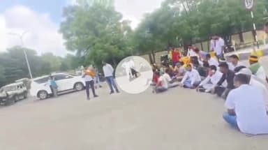 पंडारक: हाइवा और ट्रक मालिकों ने पंडारक प्रखंड के एनटीपीसी मैटेरियल गेट को जाम कर किया विरोध प्रदर्शन