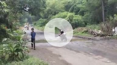 **बोहानी पेट्रोल पंप ** के पास में में रोड पर हुआ बहुत बड़ा गड्ढा 🤍🙃
#ऐसे गाडो के कारण हो रहे हैं हदसे
@नरसिंहपुर