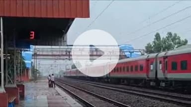 लाडपुरा: तेज बारिश से दरा के निकट कोटा-मुंबई रेलवे ट्रैक पर लैंडस्लाइड, ट्रेनों के आवागमन में देरी, स्टेशनों पर खड़ी की ट्रेनें