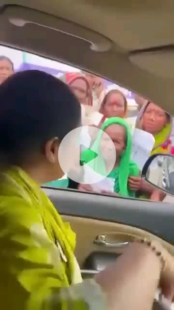 भीड़ जुटाने के लिए राहुल गांधी के तरफ से ये गिफ्ट मिला है ये लोग क्या क्या तकरीब लाते है भीड़ जुटाने के लिए देखे | |