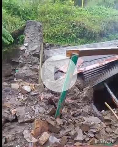 कंडाघाट: कंडाघाट के चोहड़ा गांव में मकान पर गिरा पहाड़ का लहासा, घर में सो रहे लोगों ने भागकर बचाई जान