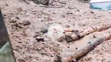 पुरोला: मलबे की चपेट में आया वाहन, वाहन सवार सुरक्षित रहे