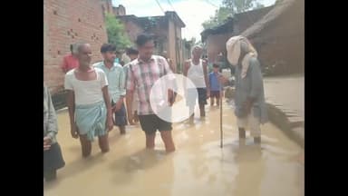 देवहा नदी में पानी छोड़े जाने पर बाढ़ से घिरा गांव पुरैना ग्रामीणों ने लगाया राहत सामग्री वितरण में भेदभाव का आरोप।