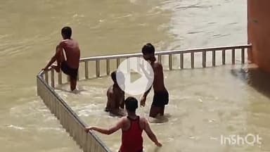 मुंगेर: मुंगेर में बाढ़ के पानी में बच्चे कर रहे मस्ती, कभी भी घट सकती है दुर्घटना, जिला प्रशासन बेखबर