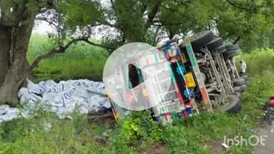 औरैया: फफूंद क्षेत्र के खानपुर गांव के पास गाय को बचाने में ट्रक पलटा, बड़ा हादसा होने से टला