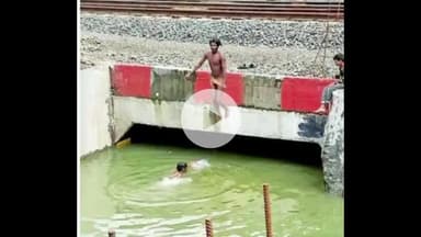 जावरा: निर्माणाधीन रेलवे अंडरब्रिज में भरा पानी, बच्चे लगा रहे छलांग, हो सकता है हादसा