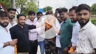 बिधूना: बेला कस्बा के दिबियापुर रोड पर 33 साल बाद सेना में सेवा करने वाले जवान का हुआ सम्मान