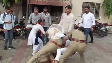 मथुरा: अखिल भारतीय विद्यार्थी परिषद के छात्रों पर लाठी चार्ज के विरोध में BSA कॉलेज पर छात्रों ने किया प्रदर्शन