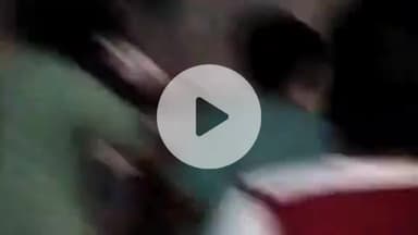 झांसी: बड़ागांव गेट के बाहर दो पक्षों में हुई मारपीट का वीडियो हुआ वायरल, पुलिस मामले की जांच में जुटी