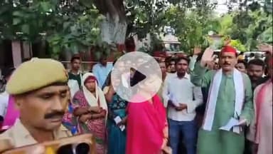 शाहजहांपुर: वार्ड नंबर 19 के लोग सपा जिला अध्यक्ष के साथ कलेक्ट्रेट पहुंचे, बिजली, पानी और सफाई व्यवस्था को लेकर दिया ज्ञापन