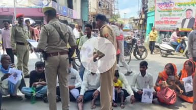 शाहजहांपुर: बहुजन क्रांति पार्टी के कार्यकर्ताओं ने रिपोर्ट दर्ज कराने की मांग को लेकर कलेक्ट्रेट में किया प्रदर्शन