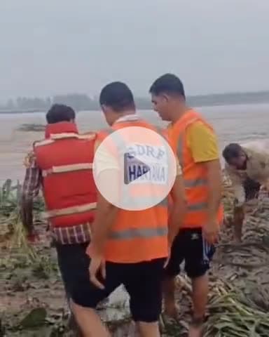 जगाधरी: टापू कमालपुर में भूमि कटाव को लेकर एनडीआरएफ टीम ने संभाला मोर्चा, मिट्टी के कट्टे लगाए