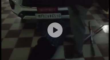 सागर नगर: ट्राई साइकिल और संबल कार्ड की मांग के लिए दिव्यांग कलेक्टर कार्यालय में कलेक्टर की कार के नीचे लेटा