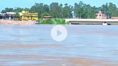 शाहजहांपुर: गर्रा नदी ने विकराल रूप धारण किया, जलस्तर बढ़ने से पुल की पिलर डूब गई