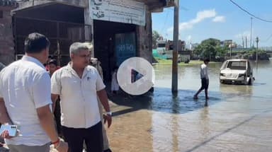 शाहजहांपुर: नगर आयुक्त ने महानगर के विभिन्न बाढ़ ग्रस्त क्षेत्रों का किया भ्रमण