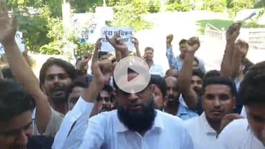 रामपुर: DM कार्यालय के ठीक सामने चिकन कारोबारियों ने 'डीएम जिंदाबाद' के नारे लगाए, समस्या सुनने के लिए SDM ने शनिवार का समय दिया